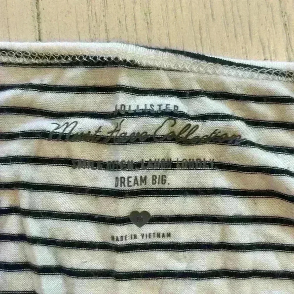 Black and white striped hollister tee shirt size medium - Picture 3 of 3